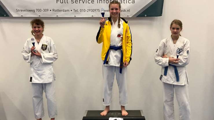 14 medailles tijdens toernooi van Karate Moerdijk